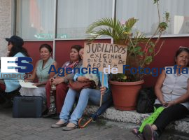 Protestan jubilados en la PROFEDET - ES imagen agencia de fotografía