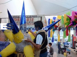 Elaboración de Piñatas en el mercado Carranza  - ES imagen agencia de fotografía