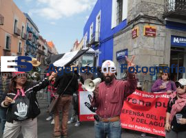 Resguardan policías estatales el congreso de Puebla frente a manifestantes de Morena - ES imagen agencia de fotografía