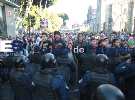 Se manifiestan opositores a la reforma energética que se aprobó en el Congreso del Estado de Puebla - ES imagen agencia de fotografía
