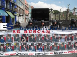 Resguardan policías estatales el congreso de Puebla - ES imagen agencia de fotografía
