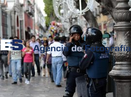 Poblanos invaden calle 5 de mayo  - ES imagen agencia de fotografía