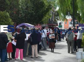 largas filas para el pago de predial  - ES imagen agencia de fotografía