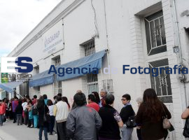 Filas en el pago de SOAPAP  - ES imagen agencia de fotografía