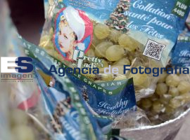 Mercado, a tope; uvas, buscadas  - ES imagen agencia de fotografía