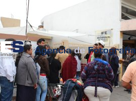 Largas filas fuera de instalaciones de IFE - ES imagen agencia de fotografía