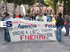 Persisten manifestaciones de la (FENER) a las afueras del ayuntamiento - ES imagen agencia de fotografía