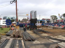 ¡Y va de nuevo!, a levantar pilar del puente - ES imagen agencia de fotografía