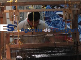 Artesanos creadores de sarapes - ES imagen agencia de fotografía