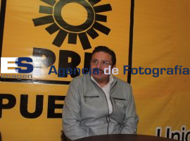 Erick Cotoñeto muestra inconformidad ante la Reforma Energética  - ES imagen agencia de fotografía