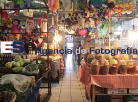 Comerciantes venden productos para fiestas de Navidad - ES imagen agencia de fotografía