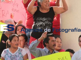 Simpatizantes a las afueras del debate a favor de Agüera - ES imagen agencia de fotografía