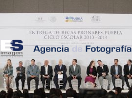 Entrega beca Pronabe - ES imagen agencia de fotografía