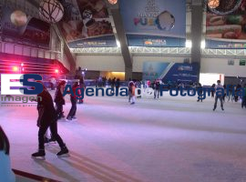 Poblanos visitan  pista de Hielo en Centro Expositos - ES imagen agencia de fotografía