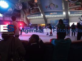 Poblanos visitan  pista de Hielo en Centro Expositor - ES imagen agencia de fotografía