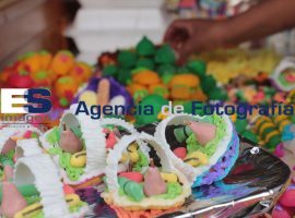 Compra de dulces y papel picado para altares de día de muertos - ES imagen agencia de fotografía