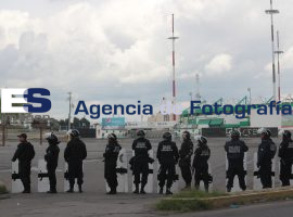 Granaderos resguardan autopista - ES imagen agencia de fotografía
