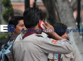 Ciudadanos usando telefonos móviles - ES imagen agencia de fotografía