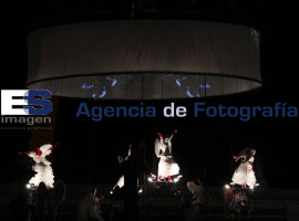 Pedaleando hacia el cielo - ES imagen agencia de fotografía