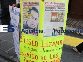 Manifestante a las afueras de Congreso  - ES imagen agencia de fotografía
