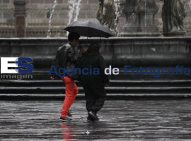 Entrada de posible huracán ocasiona lluvias en la ciudad - ES imagen agencia de fotografía