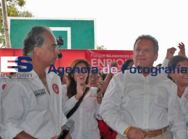 Enrique Agüera visita a los habitantes de los Heroes - ES imagen agencia de fotografía