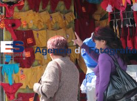 Fin de año poblanos acuden a comprar lenceria roja y amarilla - ES imagen agencia de fotografía
