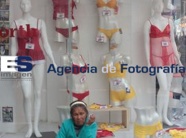 Fin de año poblanos acuden a comprar lenceria roja y amarilla - ES imagen agencia de fotografía