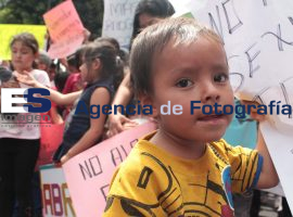 Marcha de niños a las afueras del Ayuntamiento - ES imagen agencia de fotografía