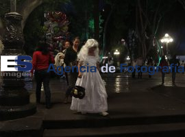 Poblanos salen a las calles disfrazados con motivos  de celebración de día de muertos - ES imagen agencia de fotografía