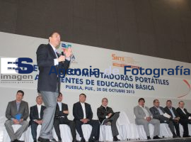 Entrega de computadoras portátiles a docentes de educación básica superior - ES imagen agencia de fotografía