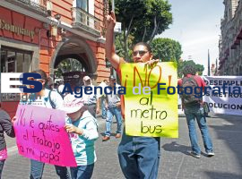 Manifestantes en contra de las lineas de metrobus - ES imagen agencia de fotografía