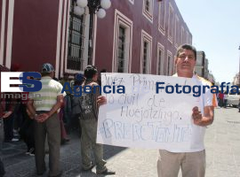 Manifestantes a las afueras del Palacio de Justicia - ES imagen agencia de fotografía
