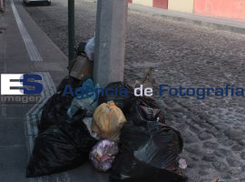 Montones de basura en la ciudad - ES imagen agencia de fotografía