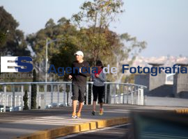 Personas acuden a los fuertes durante las primeras horas del 2015 - ES imagen agencia de fotografía