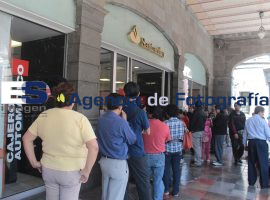 Largas filas en los bancos de la ciudad - ES imagen agencia de fotografía