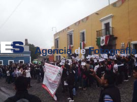 Manifestantes del FEDER a las afueras de casa aguayo - ES imagen agencia de fotografía