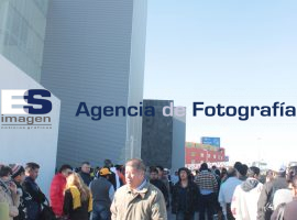 Cientos de ciudadanos acuden al CIS a realizar pagos - ES imagen agencia de fotografía
