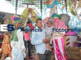 Niños visitan Los Reyes Magos - ES imagen agencia de fotografía