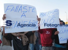 Manifestantes a las afueras del Tercer Informe de Eduardo Rivera - ES imagen agencia de fotografía