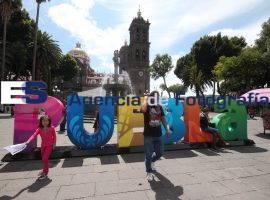 Turistas acuden a la plazuela del zócalo para retratarse - ES imagen agencia de fotografía