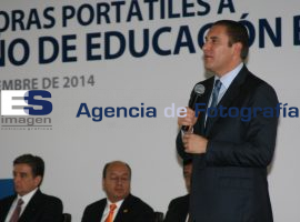 Entrega de computadoras portátiles a alumnos de alto desempeño de educación básica - ES imagen agencia de fotografía