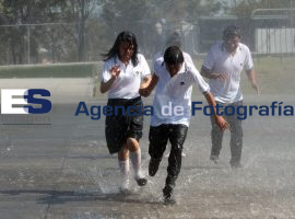 Estudiantes jugando en fuentes de los fuertes - ES imagen agencia de fotografía