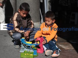 Se observan niños con juguetes tras la llegada de Reyes Magos - ES imagen agencia de fotografía