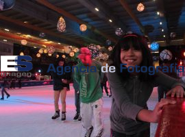 Disfrutan poblanos el último día de la pista de hielo - ES imagen agencia de fotografía