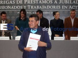 Entrega de préstamosa jubilados, pensionados y trabajadores en activo - ES imagen agencia de fotografía