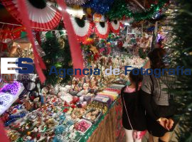 Venta de artículos navideños en mercados - ES imagen agencia de fotografía