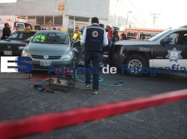 Patrulla de la policía auxiliar impacta a dos autos - ES imagen agencia de fotografía