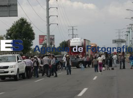 Manifestantes cierran periferico y recta cholula - ES imagen agencia de fotografía