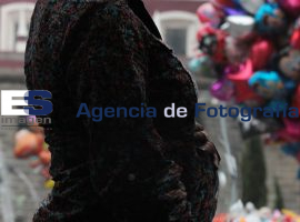 Madres e hijos en el Zócalo de la ciudad - ES imagen agencia de fotografía
